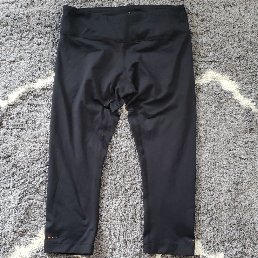 Tommie Copper crop yoga pants.